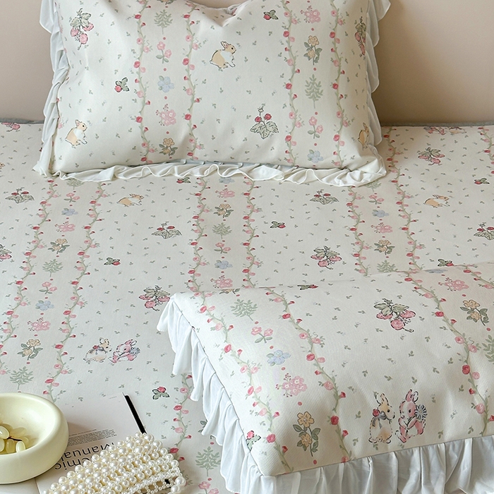 91家纺网 家纺一手货源 找家纺 昔可 2024新款A类900D仙仙雪纺纱床裙款冰丝席三件套 花朵小兔