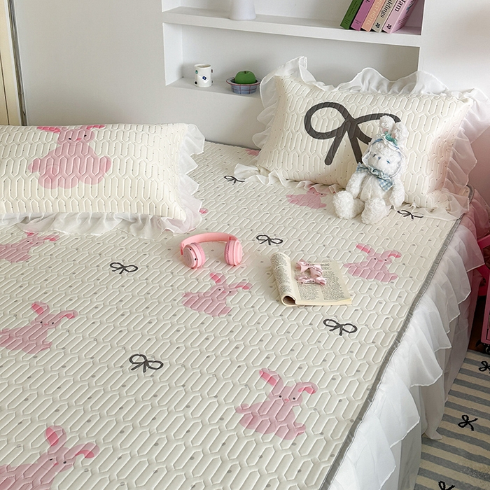 91家纺网 家纺一手货源 找家纺 昔可 新款床裙款乳胶凉席双层雪纺纱乳胶凉席三件套 蝴蝶结萌萌兔