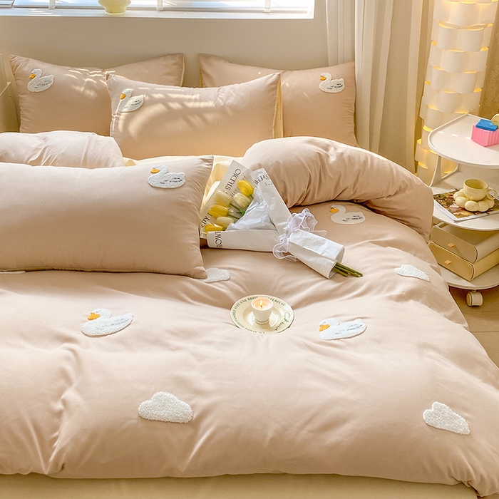 91家纺网 家纺一手货源 找家纺 眠帛 2024新款亲肤棉卡通毛巾绣四件套 可爱鸭-奶茶奶黄