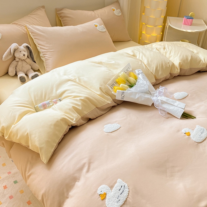 91家纺网 家纺一手货源 找家纺 眠帛 2024新款亲肤棉卡通毛巾绣四件套 可爱鸭-奶茶奶黄