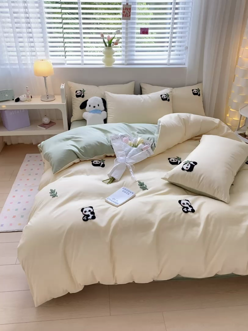 91家纺网 家纺一手货源 找家纺 眠帛 2024新款亲肤棉卡通毛巾绣四件套 熊猫-奶黄果绿