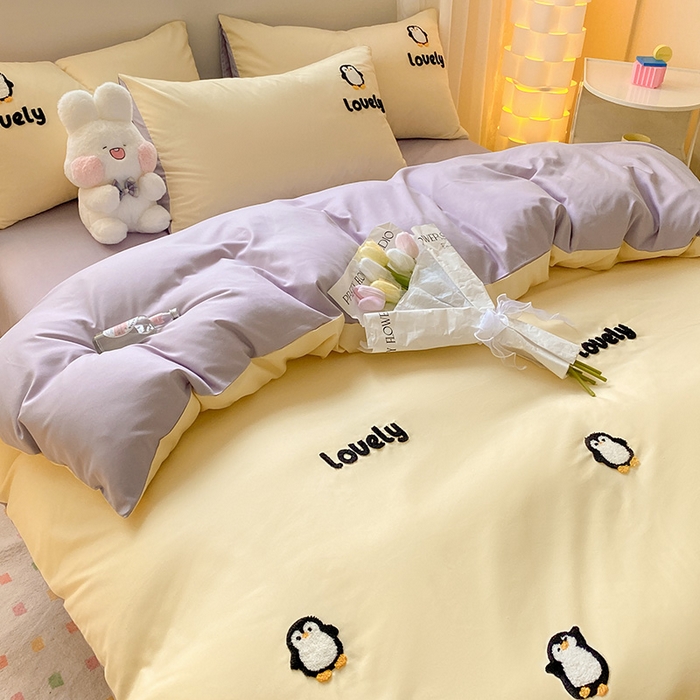 91家纺网 家纺一手货源 找家纺 眠帛 2024新款亲肤棉卡通毛巾绣四件套 企鹅蛋-奶黄浅紫