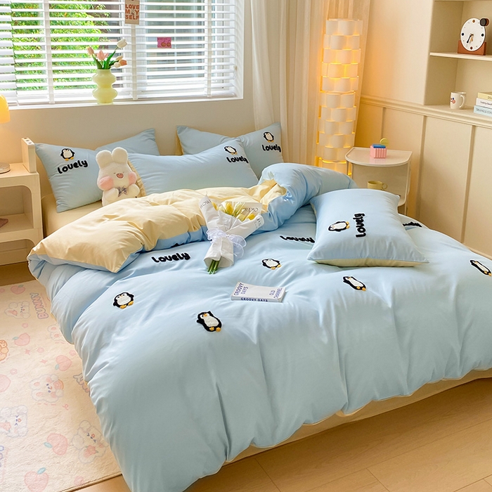 91家纺网 家纺一手货源 找家纺 眠帛 2024新款亲肤棉卡通毛巾绣四件套 企鹅蛋-天空蓝奶黄