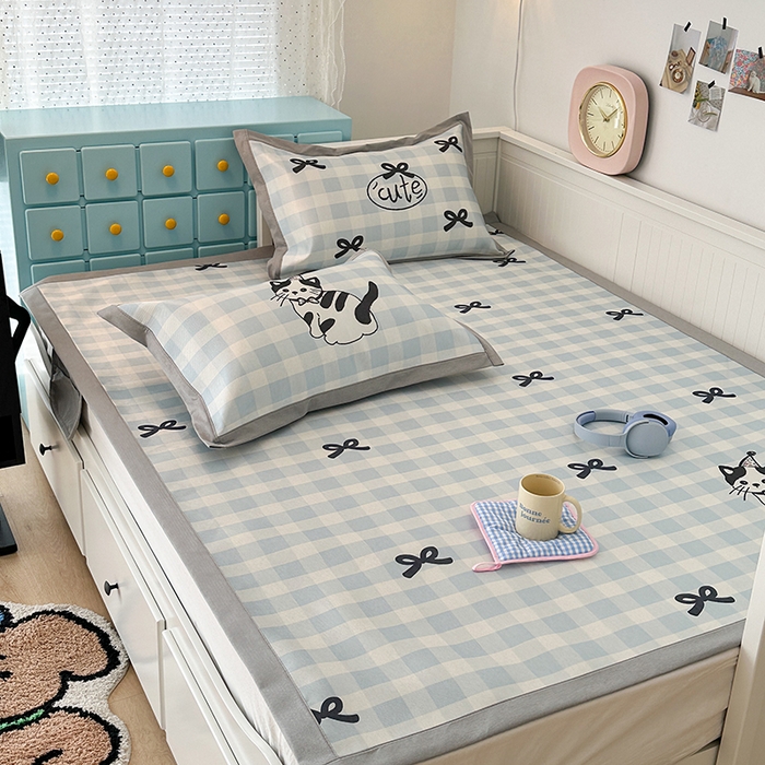 91家纺网 家纺一手货源 找家纺 昔可家纺 2024新款A类900D大版冰丝席 蝴蝶结猫咪蓝