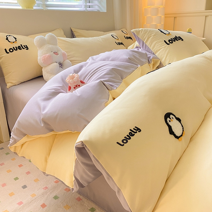 91家纺网 家纺一手货源 找家纺 眠帛 2024新款亲肤棉卡通毛巾绣四件套 企鹅蛋-奶黄浅紫