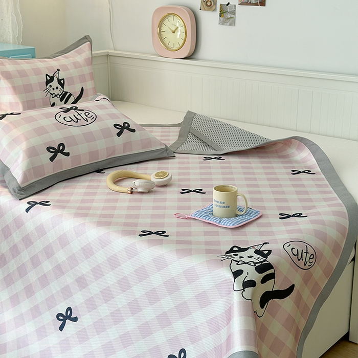 91家纺网 家纺一手货源 找家纺 昔可家纺 2024新款A类900D大版冰丝席 蝴蝶结猫咪粉