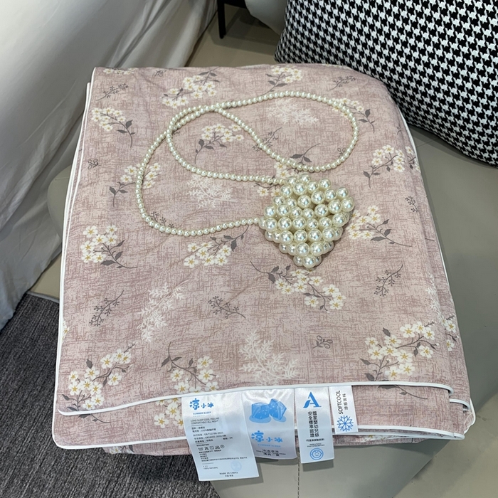 91家纺网 家纺一手货源 找家纺 奈萝家纺 2024新款A类凉感丝小凉皮夏被可机洗夏被新品空调被 兰亭序粉