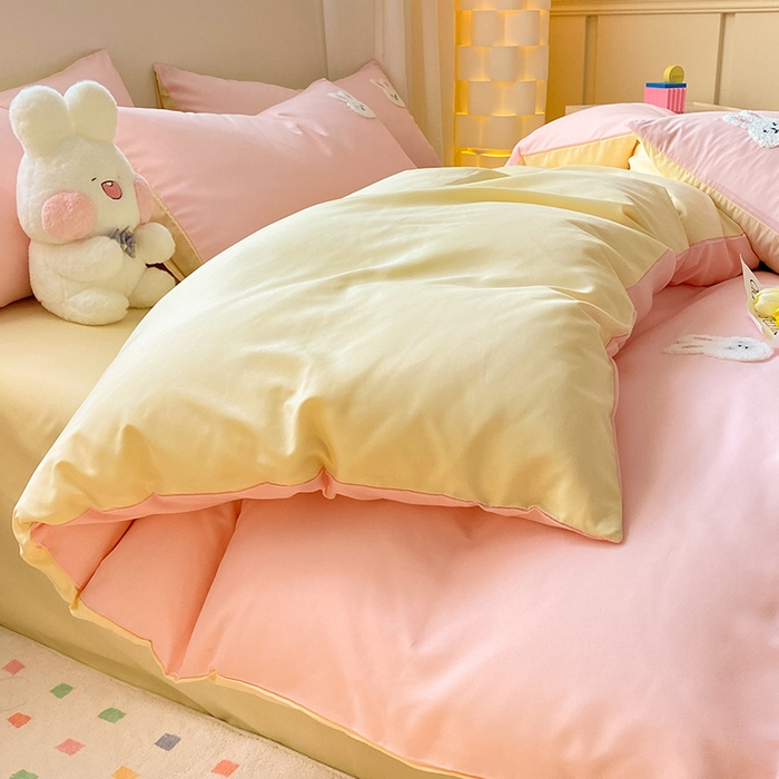 91家纺网 家纺一手货源 找家纺 眠帛 2024新款亲肤棉卡通毛巾绣四件套 兔兔-奶油粉奶黄