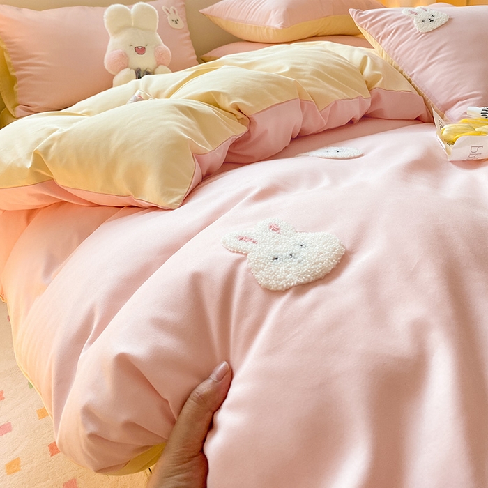 91家纺网 家纺一手货源 找家纺 眠帛 2024新款亲肤棉卡通毛巾绣四件套 兔兔-奶油粉奶黄