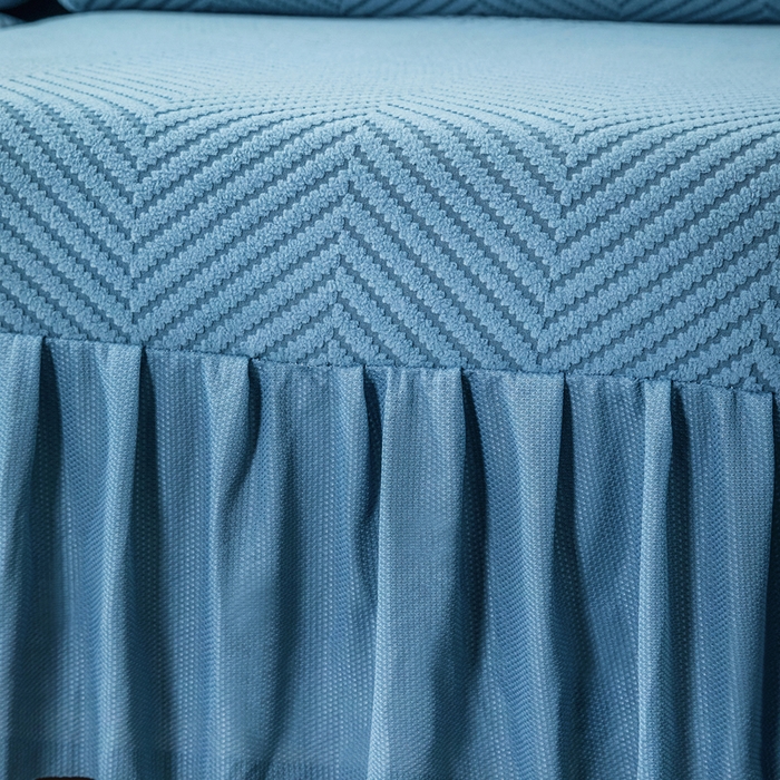 91家纺网 家纺一手货源 找家纺 千彤 2024新款裙边款弹力沙发套罩拉花绒人字纹系列沙发笠 水蓝