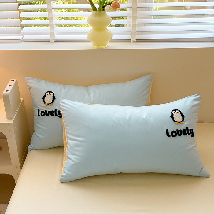 91家纺网 家纺一手货源 找家纺 眠帛 2024新款亲肤棉卡通毛巾绣四件套 企鹅蛋-天空蓝奶黄