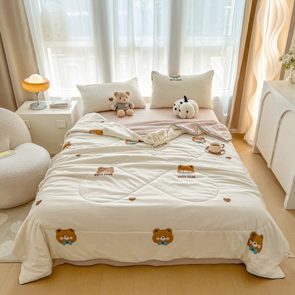 91家纺网 家纺一手货源 找家纺 宏源家纺 2024新款超柔水洗云朵棉夏被 熊先生