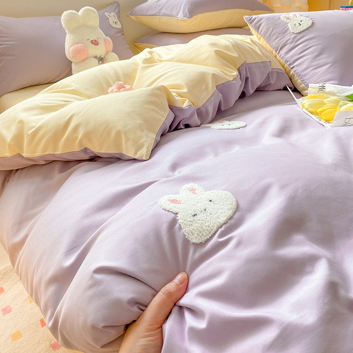 91家纺网 家纺一手货源 找家纺 眠帛 2024新款亲肤棉卡通毛巾绣四件套 兔兔-奶油紫奶黄