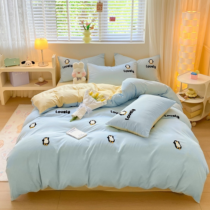 91家纺网 家纺一手货源 找家纺 眠帛 2024新款亲肤棉卡通毛巾绣四件套 企鹅蛋-天空蓝奶黄