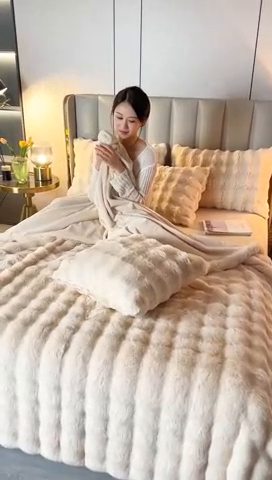 91家纺网 家纺一手货源 找家纺 芸锦豪2024新款纯色托斯卡纳兔毛大泡泡绒毛毯 米杏