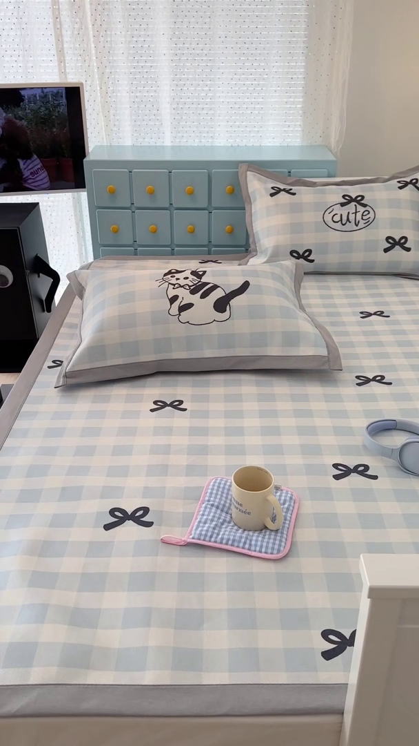 91家纺网 家纺一手货源 找家纺 昔可家纺 2024新款A类900D大版冰丝席 蝴蝶结猫咪蓝