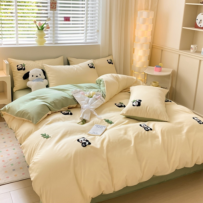 91家纺网 家纺一手货源 找家纺 眠帛 2024新款亲肤棉卡通毛巾绣四件套 熊猫-奶黄果绿