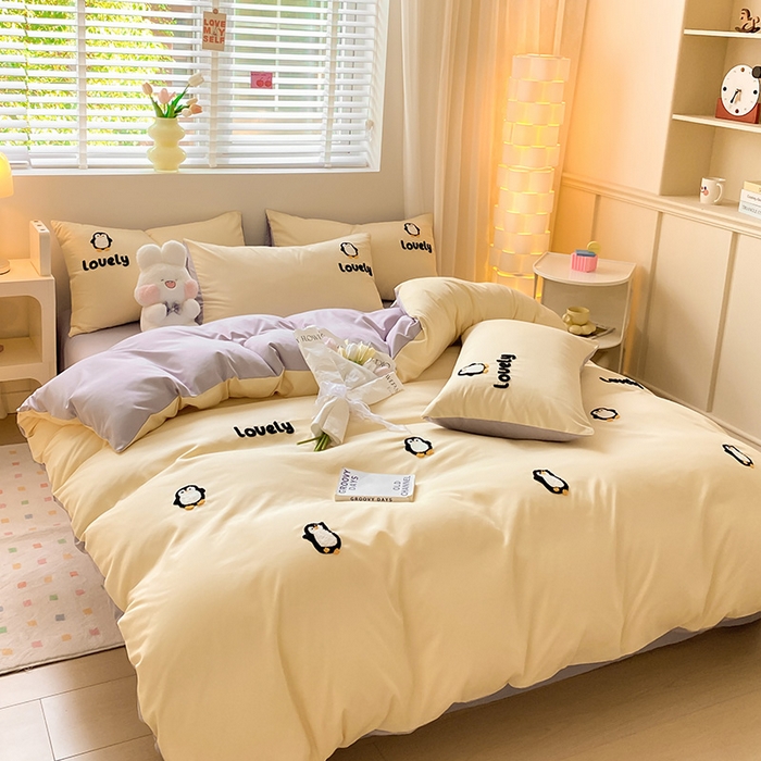 91家纺网 家纺一手货源 找家纺 眠帛 2024新款亲肤棉卡通毛巾绣四件套 企鹅蛋-奶黄浅紫