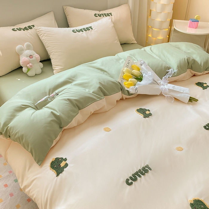 91家纺网 家纺一手货源 找家纺 眠帛 2024新款亲肤棉卡通毛巾绣四件套 恐龙-奶昔白绿