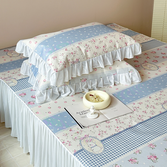 91家纺网 家纺一手货源 找家纺 昔可 2024新款A类900D仙仙雪纺纱床裙款冰丝席三件套 蕾丝草莓兔