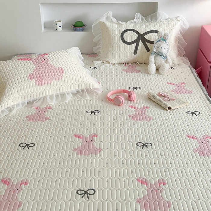 91家纺网 家纺一手货源 找家纺 昔可 新款床裙款乳胶凉席双层雪纺纱乳胶凉席三件套 蝴蝶结萌萌兔