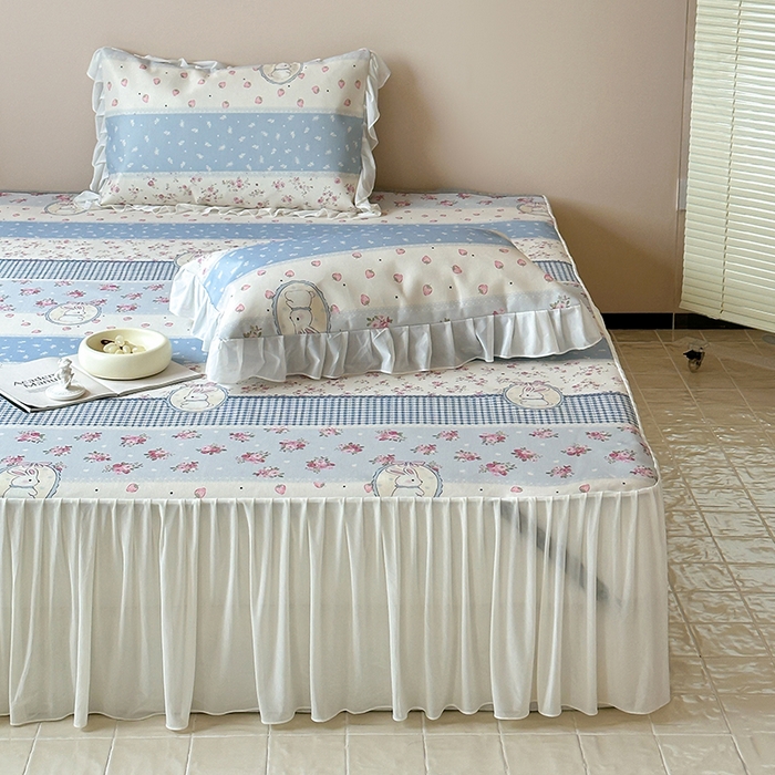 91家纺网 家纺一手货源 找家纺 昔可 2024新款A类900D仙仙雪纺纱床裙款冰丝席三件套 蕾丝草莓兔