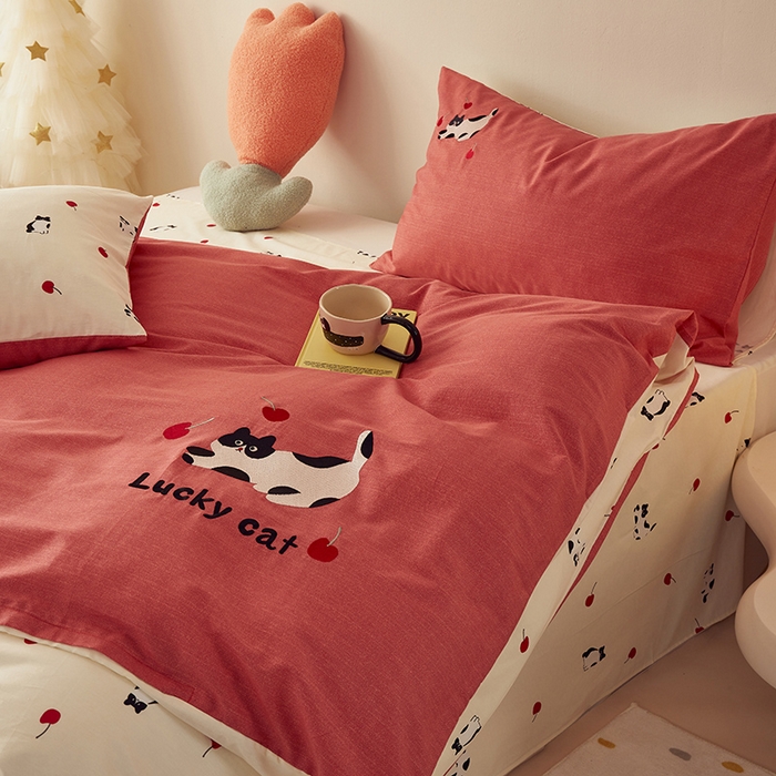 91家纺网 家纺一手货源 找家纺 怡家居 2024新款全棉印花加绣花四件套 樱桃小猫