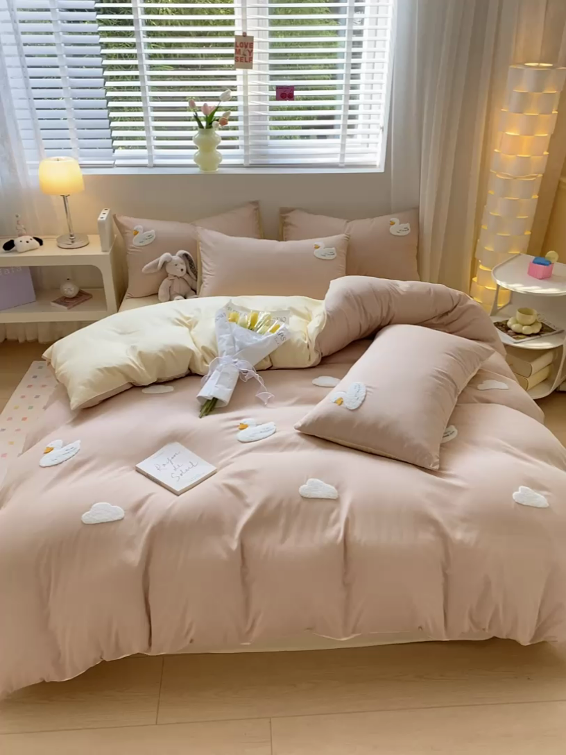 91家纺网 家纺一手货源 找家纺 眠帛 2024新款亲肤棉卡通毛巾绣四件套 可爱鸭-奶茶奶黄