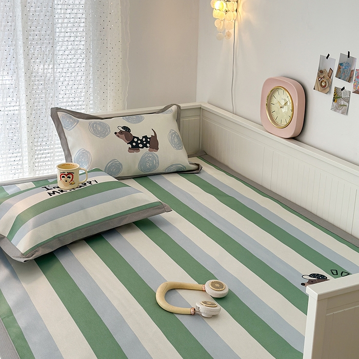 91家纺网 家纺一手货源 找家纺 昔可家纺 2024新款A类900D大版冰丝席 绿条腊肠狗