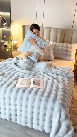 91家纺网 家纺一手货源 找家纺 芸锦豪2024新款纯色托斯卡纳兔毛大泡泡绒毛毯 浅兰