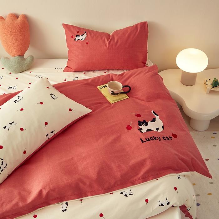 91家纺网 家纺一手货源 找家纺 怡家居 2024新款全棉印花加绣花四件套 樱桃小猫