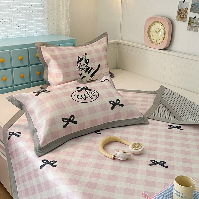 91家纺网 家纺一手货源 找家纺 昔可家纺 2024新款A类900D大版冰丝席 蝴蝶结猫咪粉