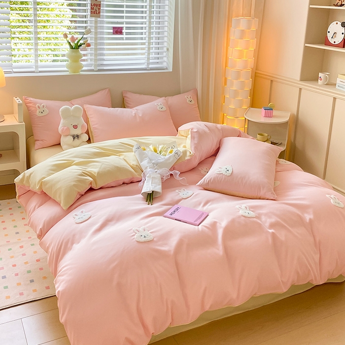 91家纺网 家纺一手货源 找家纺 眠帛 2024新款亲肤棉卡通毛巾绣四件套 兔兔-奶油粉奶黄