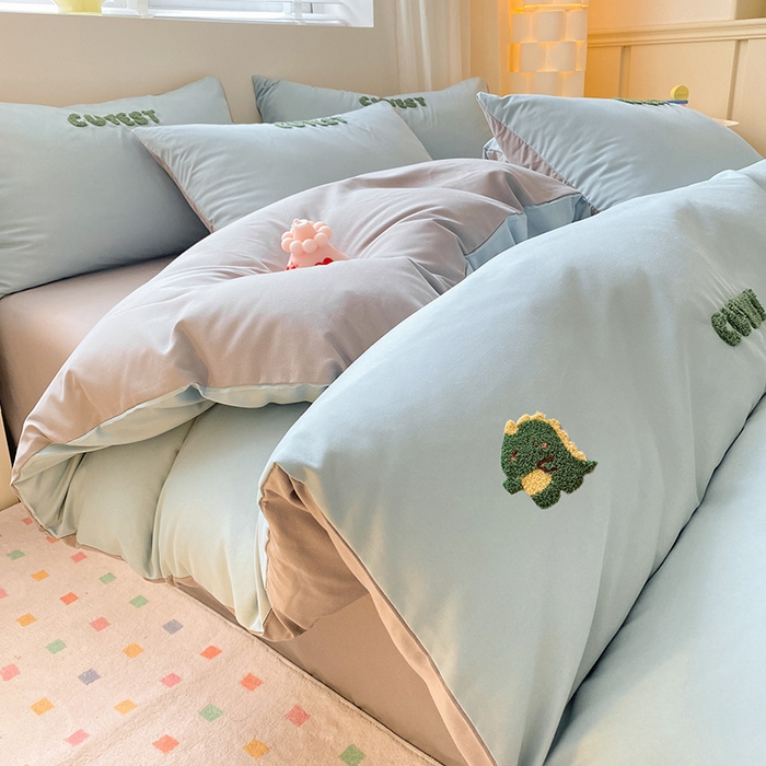 91家纺网 家纺一手货源 找家纺 眠帛 2024新款亲肤棉卡通毛巾绣四件套 恐龙-繁星蓝灰