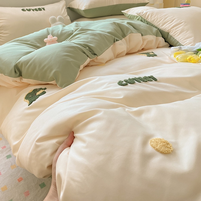 91家纺网 家纺一手货源 找家纺 眠帛 2024新款亲肤棉卡通毛巾绣四件套 恐龙-奶昔白绿