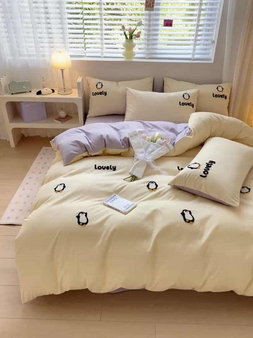 91家纺网 家纺一手货源 找家纺 眠帛 2024新款亲肤棉卡通毛巾绣四件套 企鹅蛋-奶黄浅紫