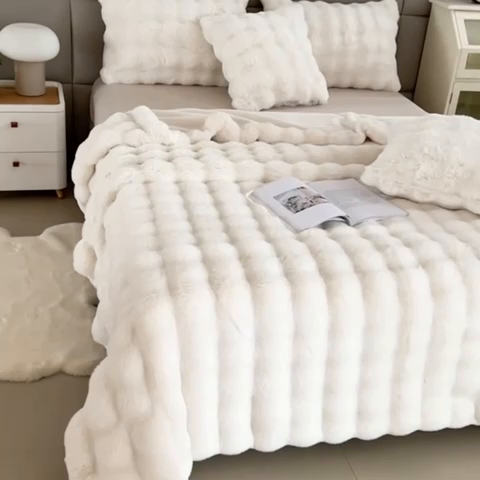 91家纺网 家纺一手货源 找家纺 芸锦豪2024新款纯色托斯卡纳兔毛大泡泡绒毛毯 米白