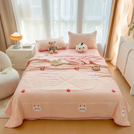 91家纺网 家纺一手货源 找家纺 宏源家纺 2024新款超柔水洗云朵棉夏被 樱桃兔