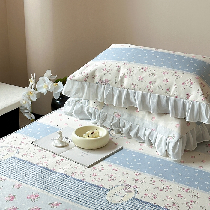 91家纺网 家纺一手货源 找家纺 昔可 2024新款A类900D仙仙雪纺纱床裙款冰丝席三件套 蕾丝草莓兔