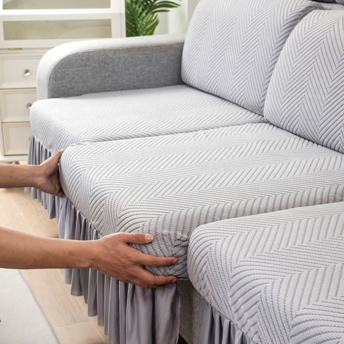 91家纺网 家纺一手货源 找家纺 千彤 2024新款裙边款弹力沙发套罩拉花绒人字纹系列沙发笠 银灰