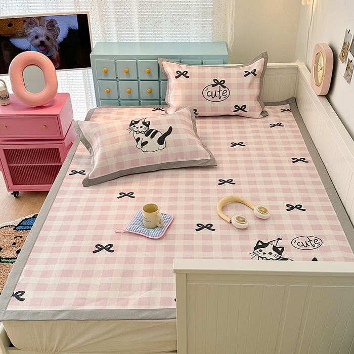 91家纺网 家纺一手货源 找家纺 昔可家纺 2024新款A类900D大版冰丝席 蝴蝶结猫咪粉