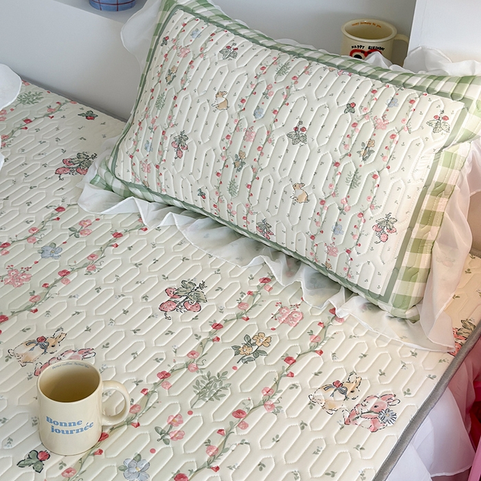 91家纺网 家纺一手货源 找家纺 昔可 新款床裙款乳胶凉席双层雪纺纱乳胶凉席三件套 草莓小兔