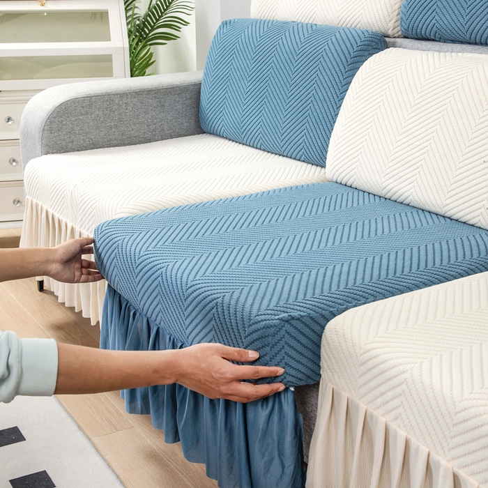 91家纺网 家纺一手货源 找家纺 千彤 2024新款裙边款弹力沙发套罩拉花绒人字纹系列沙发笠 水蓝米黄