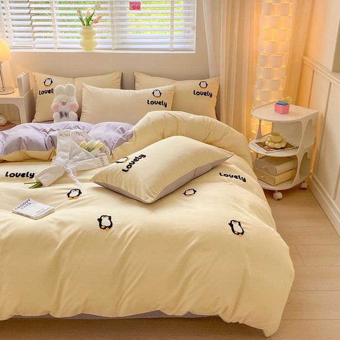 91家纺网 家纺一手货源 找家纺 眠帛 2024新款亲肤棉卡通毛巾绣四件套 企鹅蛋-奶黄浅紫