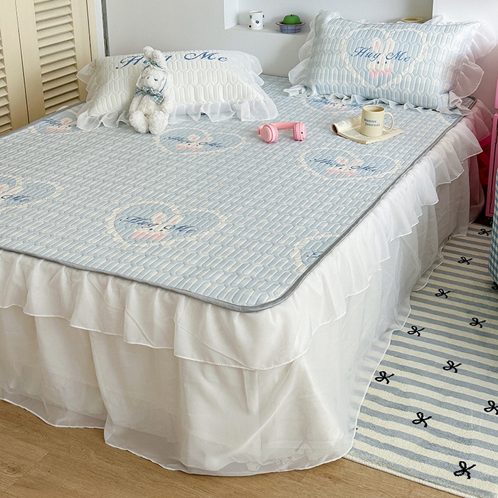 91家纺网 家纺一手货源 找家纺 昔可 新款床裙款乳胶凉席双层雪纺纱乳胶凉席三件套 蓝格爱心兔