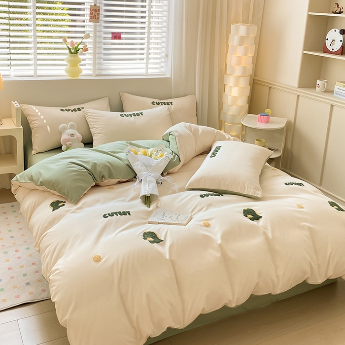 91家纺网 家纺一手货源 找家纺 眠帛 2024新款亲肤棉卡通毛巾绣四件套 恐龙-奶昔白绿