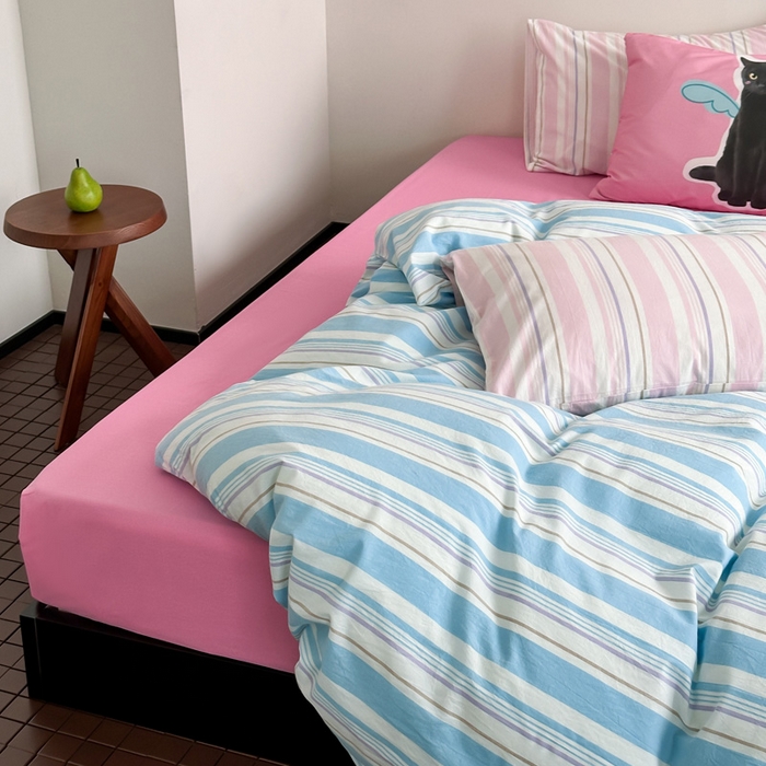 91家纺网 家纺一手货源 找家纺 艾沁 2024新款多巴胺条纹全棉色织水洗棉四件套 宽蓝条