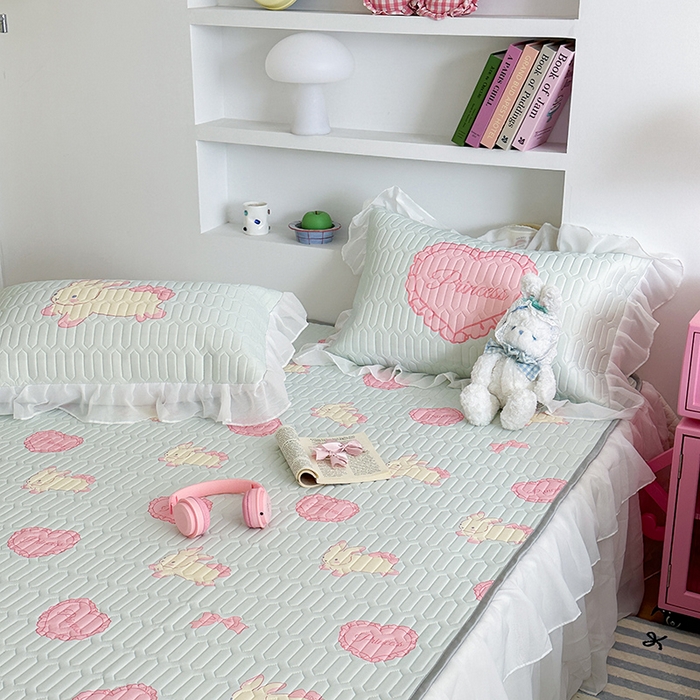 91家纺网 家纺一手货源 找家纺 昔可 新款床裙款乳胶凉席双层雪纺纱乳胶凉席三件套 萝莉爱心兔