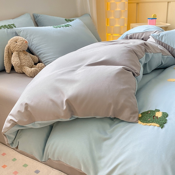 91家纺网 家纺一手货源 找家纺 眠帛 2024新款亲肤棉卡通毛巾绣四件套 恐龙-繁星蓝灰