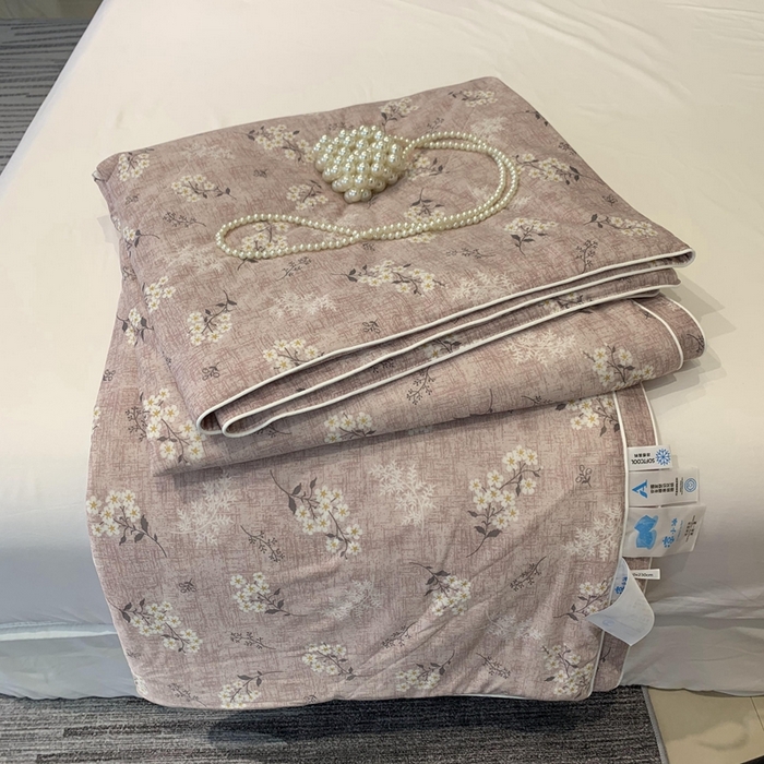 91家纺网 家纺一手货源 找家纺 奈萝家纺 2024新款A类凉感丝小凉皮夏被可机洗夏被新品空调被 兰亭序粉